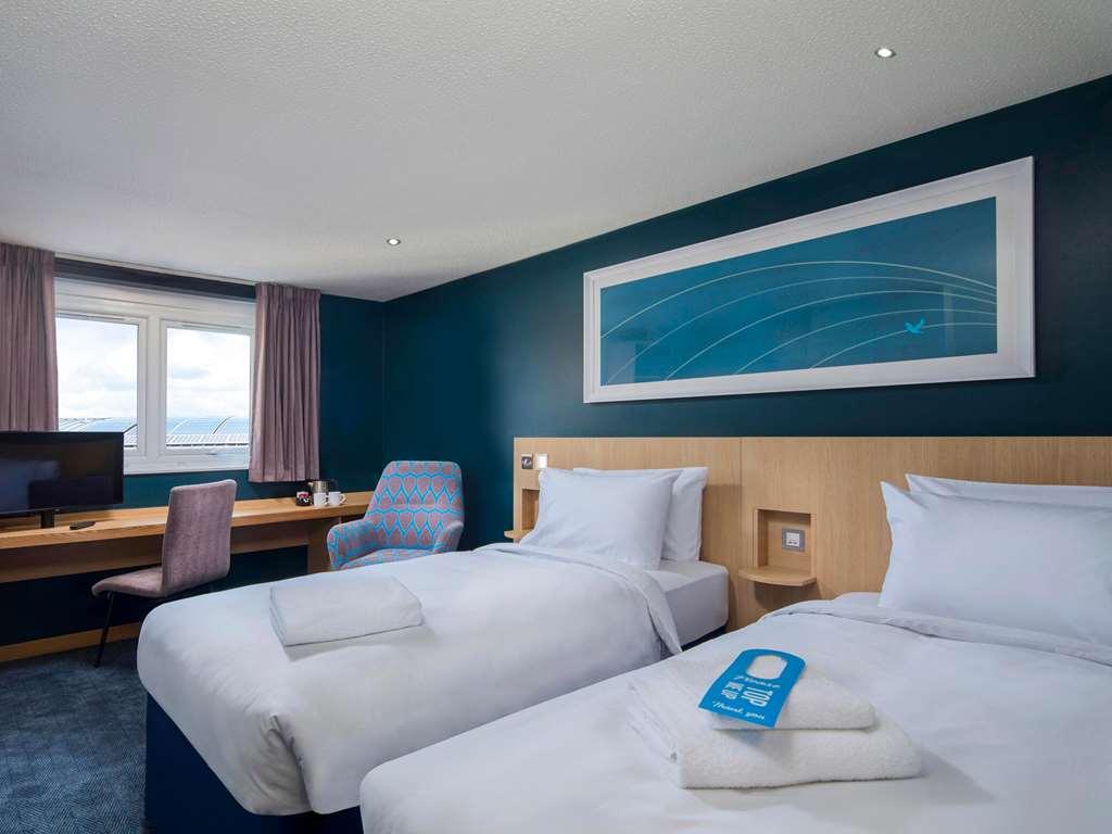 Travelodge Swansea Central Room photo