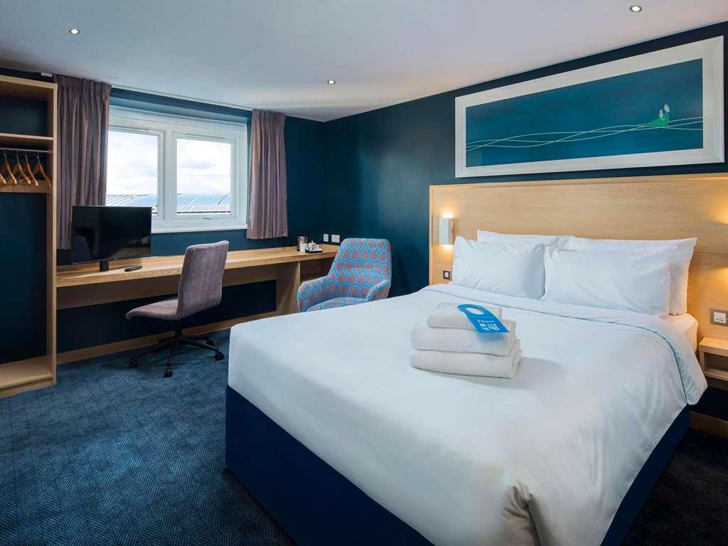 Travelodge Swansea Central Room photo