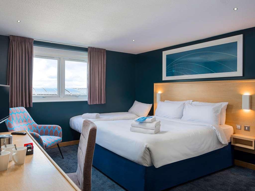 Travelodge Swansea Central Room photo