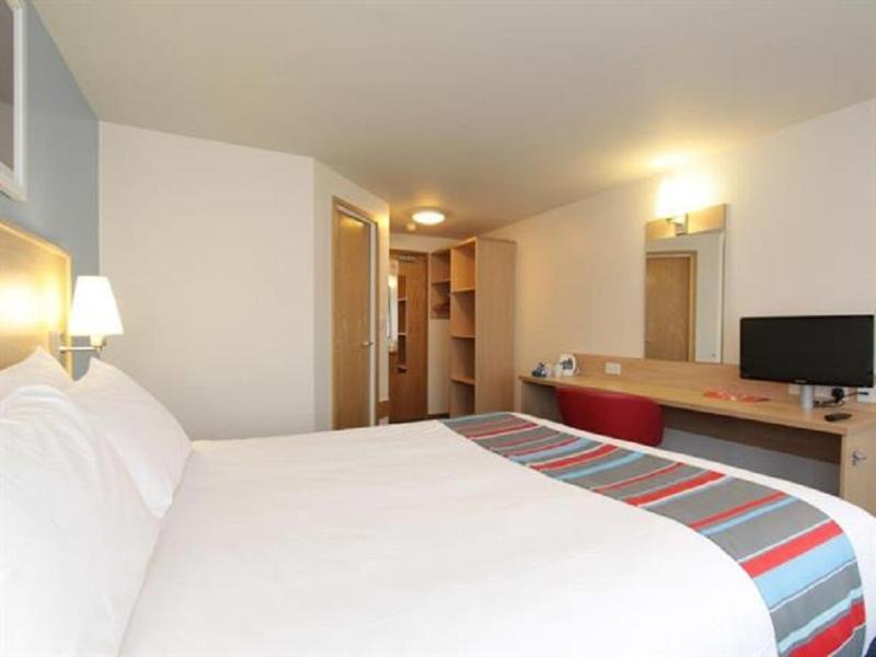 Travelodge Swansea Central Exterior photo