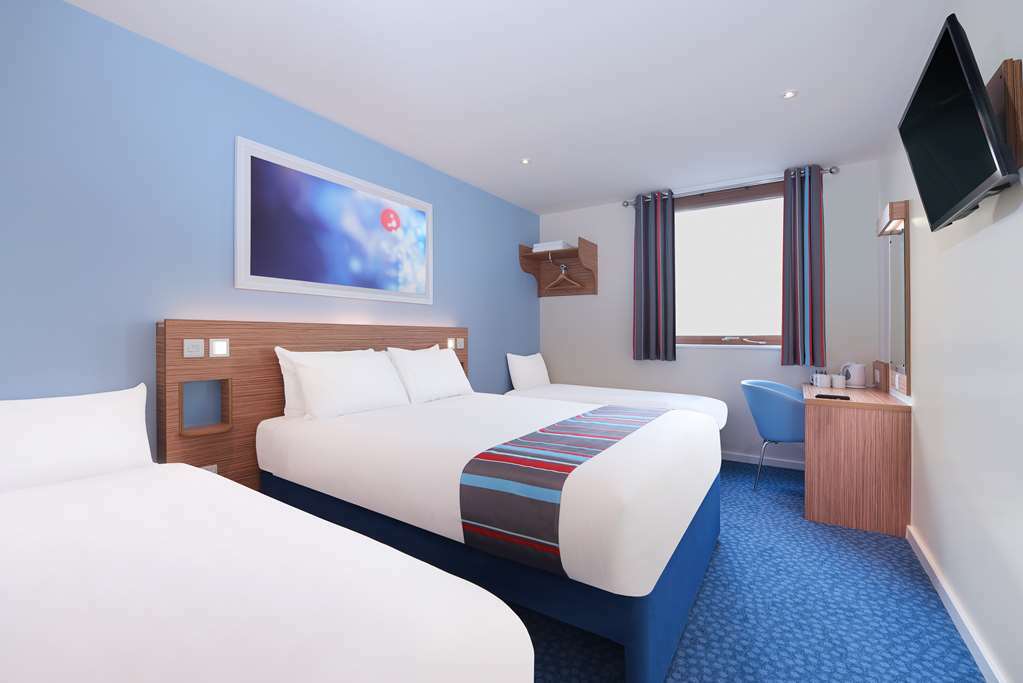 Travelodge Swansea Central Room photo